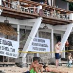 Bingin Beach Dibersihkan Puluhan Usaha Robohnya Menyisakan Haru