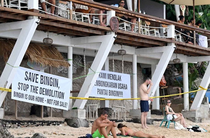 Bingin Beach Dibersihkan Puluhan Usaha Robohnya Menyisakan Haru