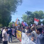 Protes Pekerja Pariwisata di Kuta Tuntutan Kesejahteraan