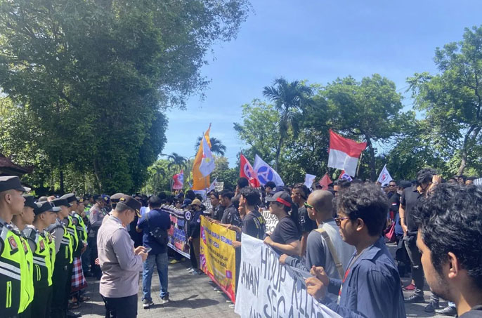 Protes Pekerja Pariwisata di Kuta Tuntutan Kesejahteraan