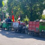 Protes Sopir Mocin Angkut Sampah ke Kantor Gubernur Bali