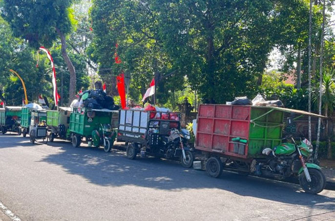 Protes Sopir Mocin Angkut Sampah ke Kantor Gubernur Bali
