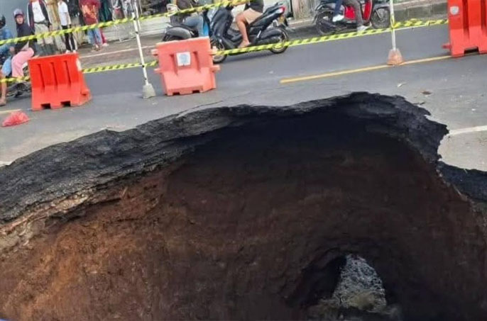 Sinkhole Raksasa Tutup Akses Jalan Denpasar–Gilimanuk di Tabanan