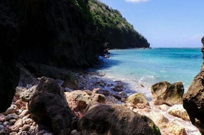 Tren Wisata Alternatif: Pantai Kuta Terlalu Ramai Coba Pantai Bangunan Tersembunyi